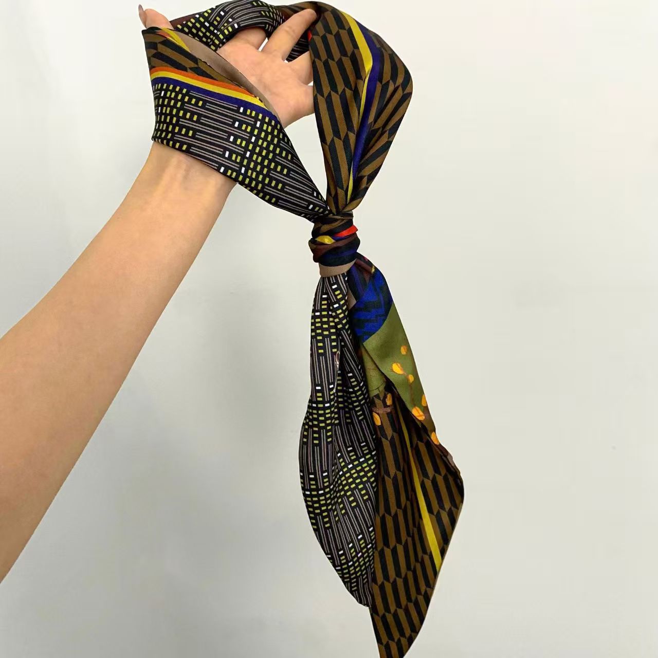 Pañuelo de seda de lujo con es - Ribbon Wired Satin reseña y precio